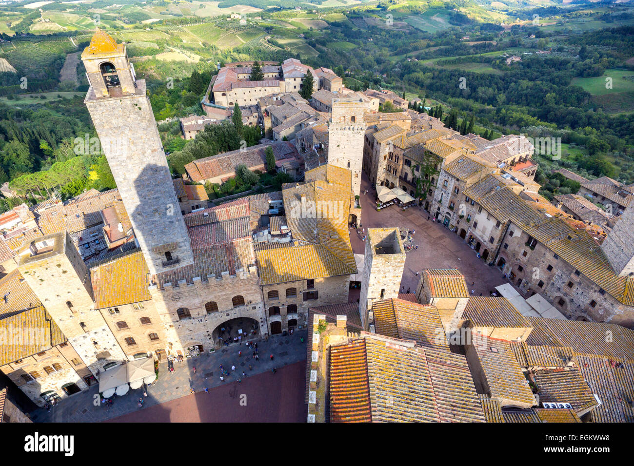 San Gimignano, province de Sienne, Toscane, Italie, vue aérienne des tours du haut de la tour du Palazzo del Popolo. Banque D'Images