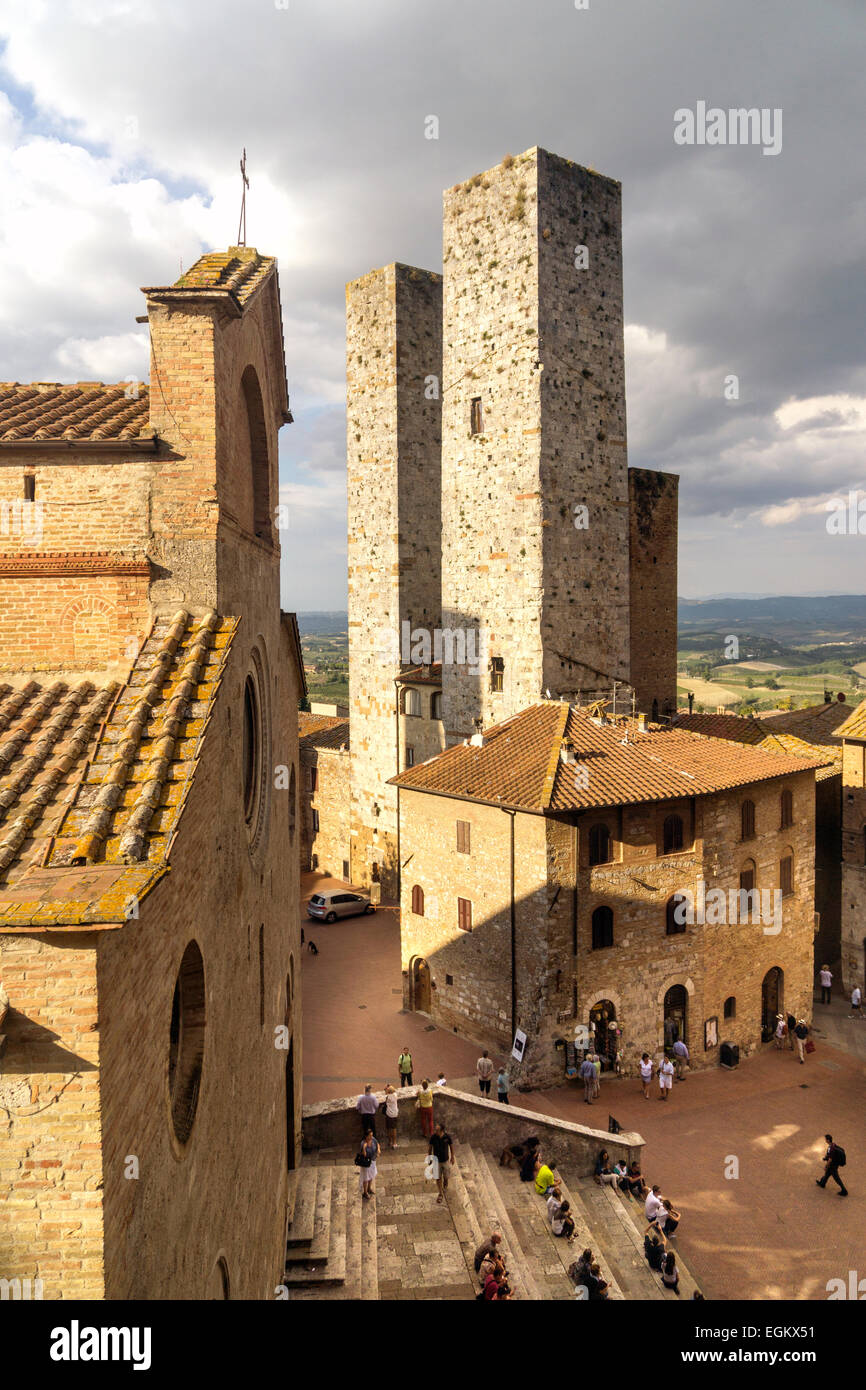San Gimignano, province de Sienne, Toscane, Italie, vue sur les tours médiévales de la Piazza del Duomo. Banque D'Images