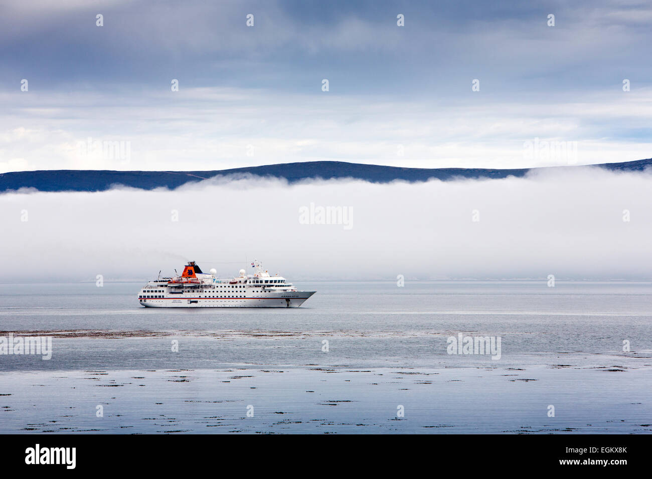 Atlantique Sud, îles Malouines, l'île de la carcasse, bateau de croisière MS Hanseatic avec banc de brouillard derrière Banque D'Images