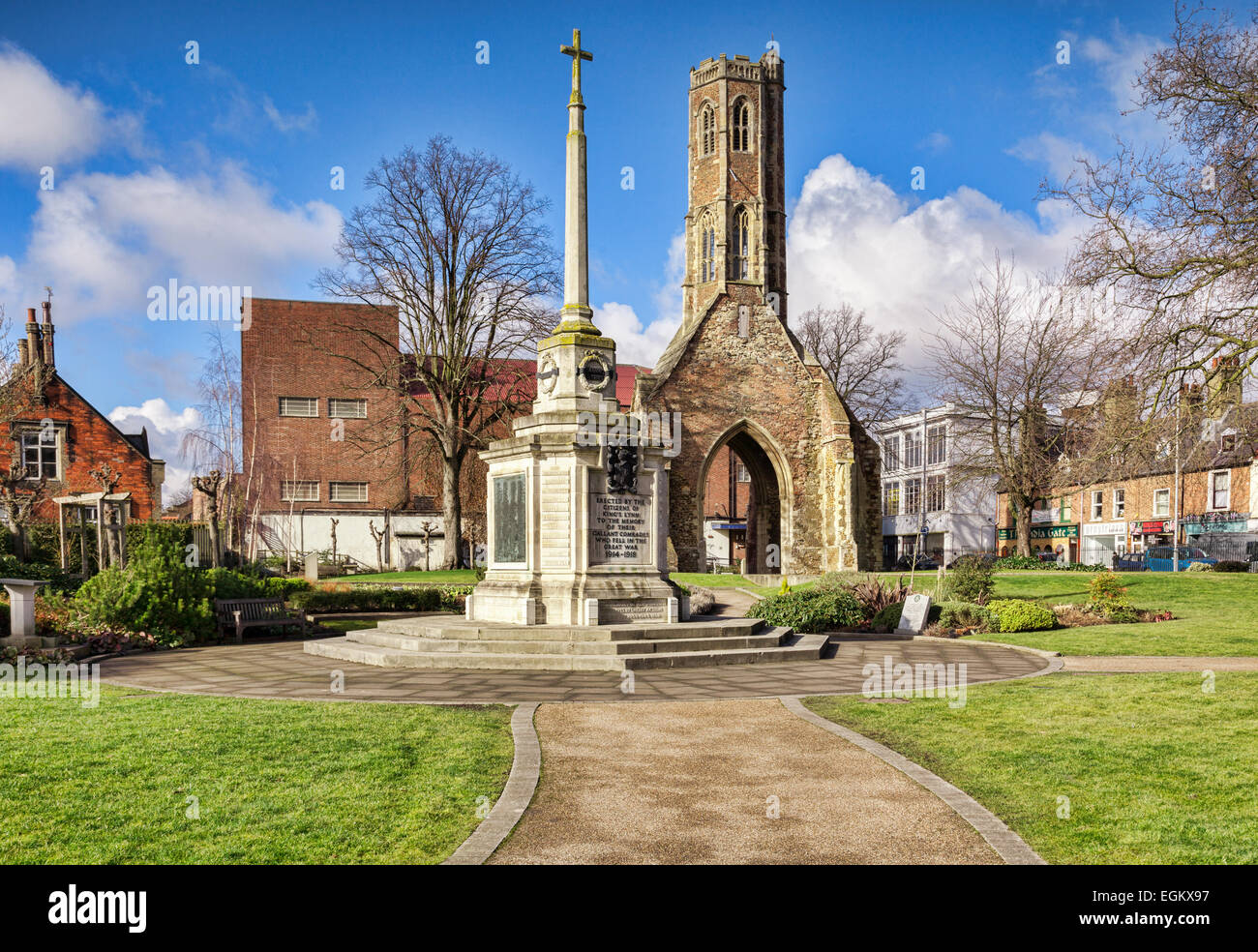 Greyfriars Tower, Tower gardens, King's Lynn, et aussi le mémorial de guerre. La tour a survécu