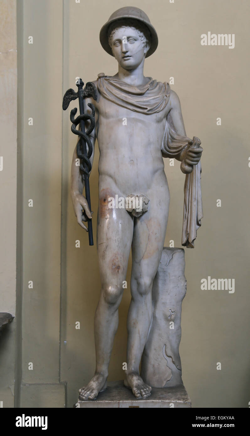 Statue d'Hermès portant le petasus (chapeau rond), un manteau de voyager, le caducée et un sac à main. En. Copie romaine après un Grec Banque D'Images