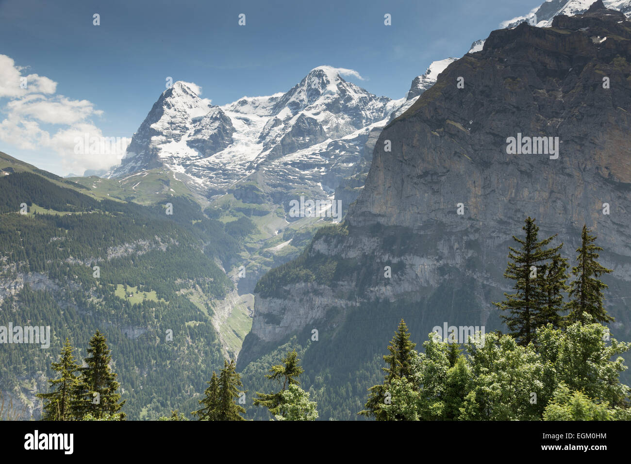 Une vue de Swiss Alp mountains à l'est à travers la vallée de Lauterbrunnen depuis près de sentier de randonnée Murren, Suisse. Banque D'Images