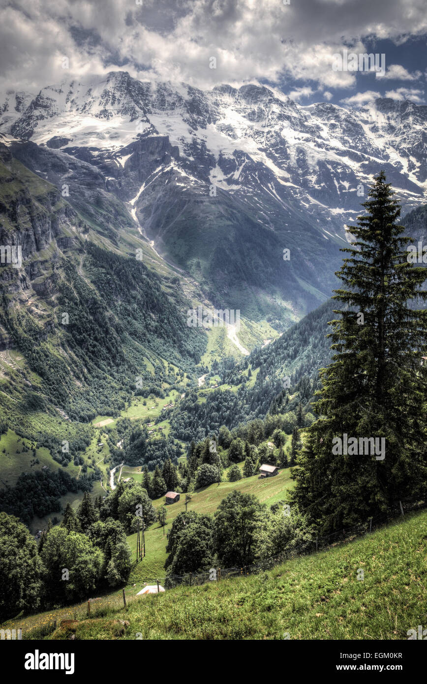 Une vue panoramique sur les montagnes et de maisons dans les villages alpins près de Murren, Suisse. Banque D'Images