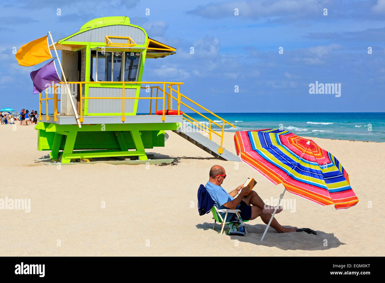 South Beach, Miami, vue sur l'océan avec l'océan Pacifique et du maître-nageur d'abris, Miami, Floride, USA Banque D'Images