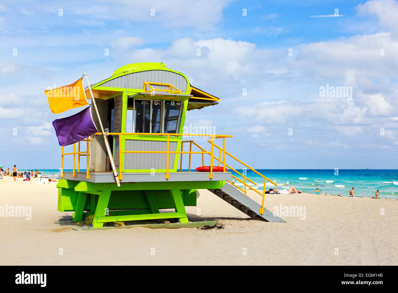 South Beach, Miami, vue sur l'océan avec l'océan Pacifique et du maître-nageur d'abris, Miami, Floride, USA Banque D'Images