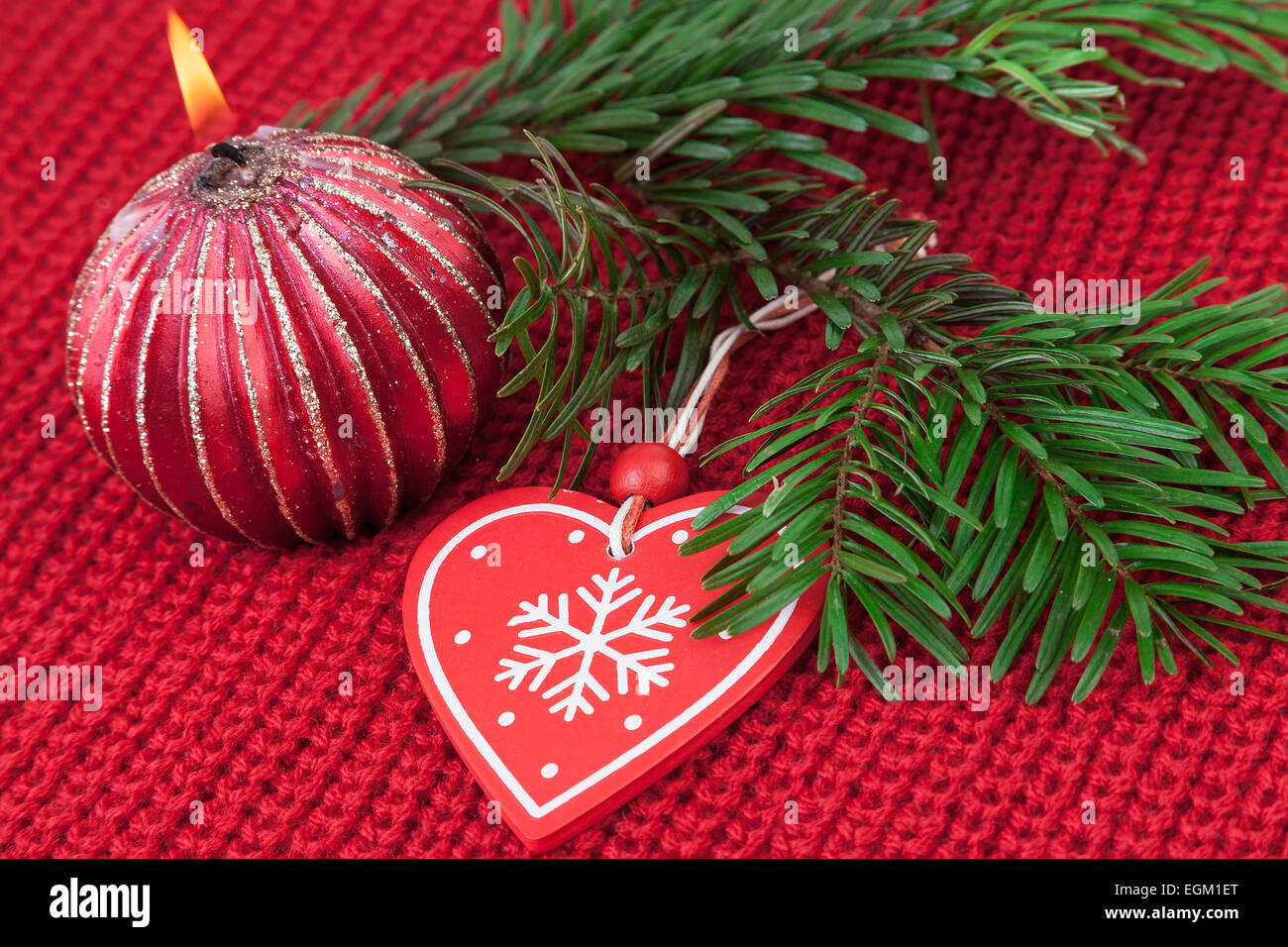 Décoration de Noël sur fond de tricots de laine rouge Banque D'Images