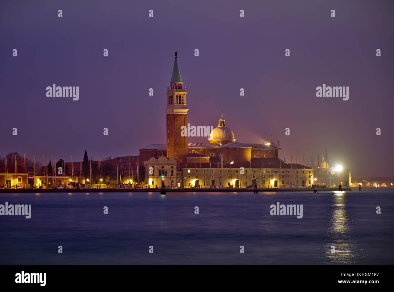 Île de Giudecca dans le brouillard. Lagon vénitien, Italie Banque D'Images