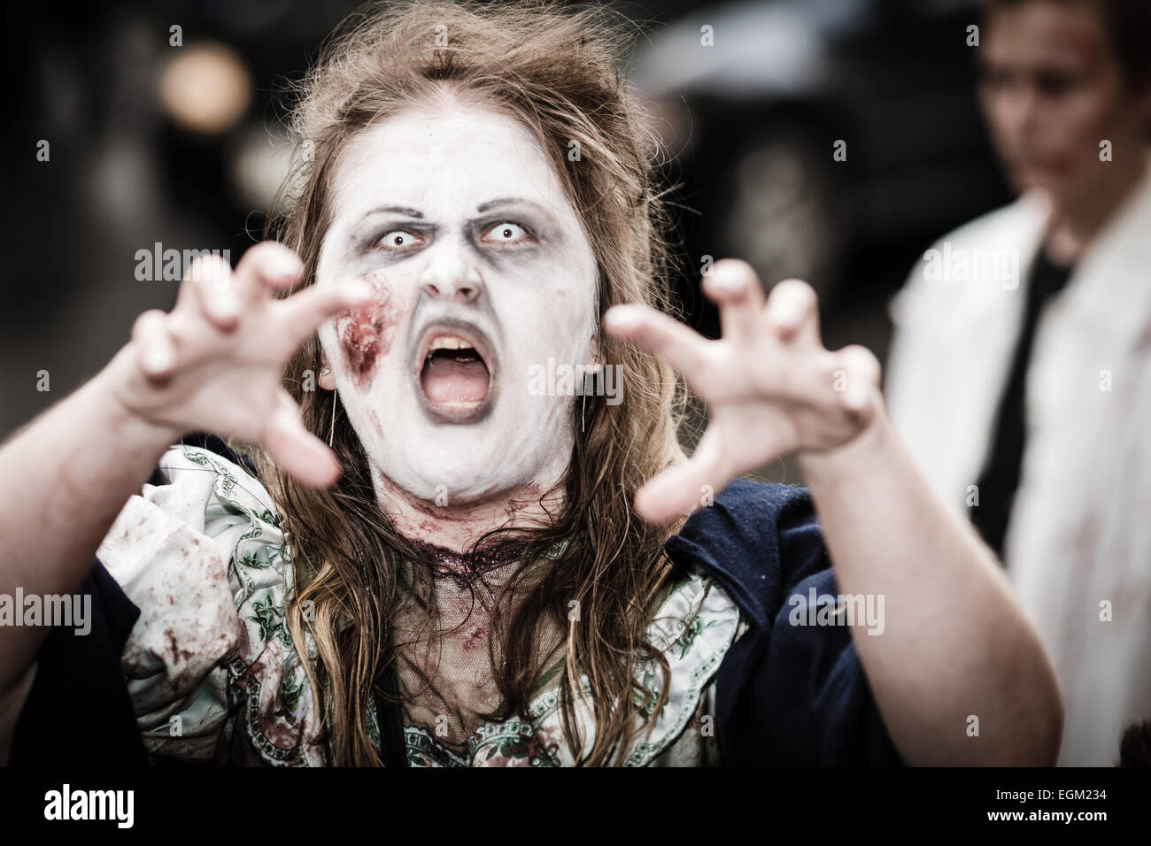 Zombie effrayant événement à pied dans le centre de la ville de Hämeenlinna en Finlande. Banque D'Images