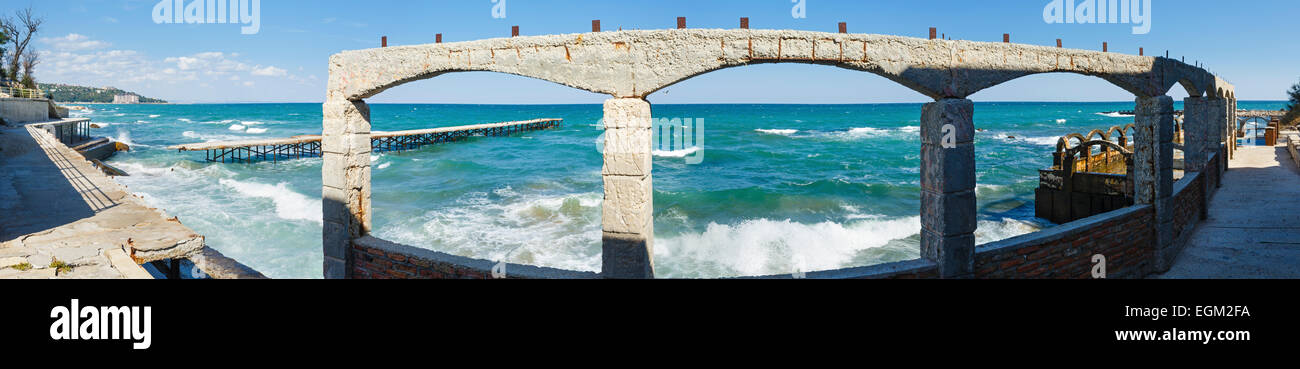 Tempête en mer et ruiné pier (mer Noire, Bulgarie, près de Varna). Panorama. Banque D'Images