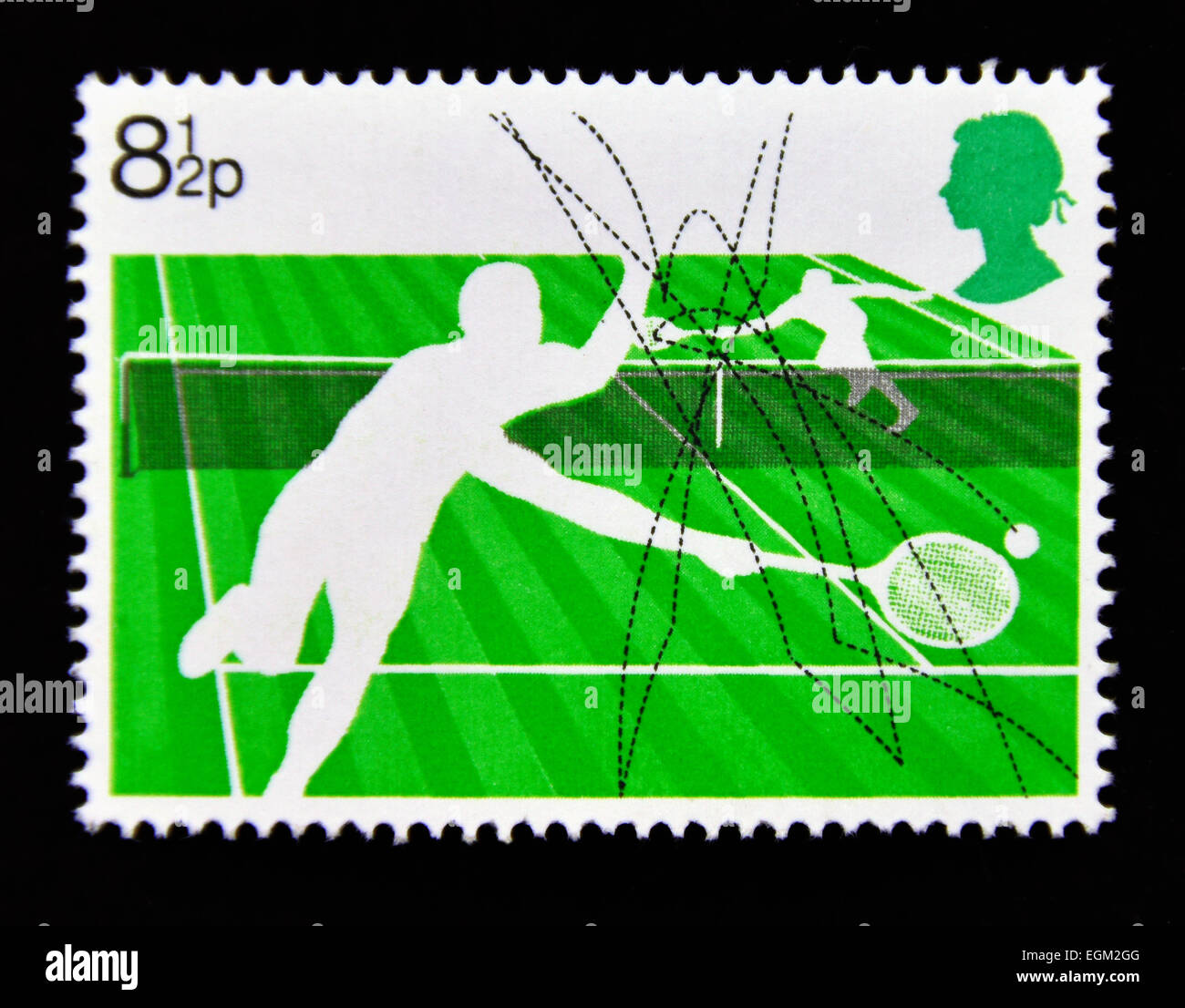 Timbre-poste. La Grande-Bretagne. La reine Elizabeth II. 1977. Les sports de raquette. Court de tennis sur gazon. Banque D'Images