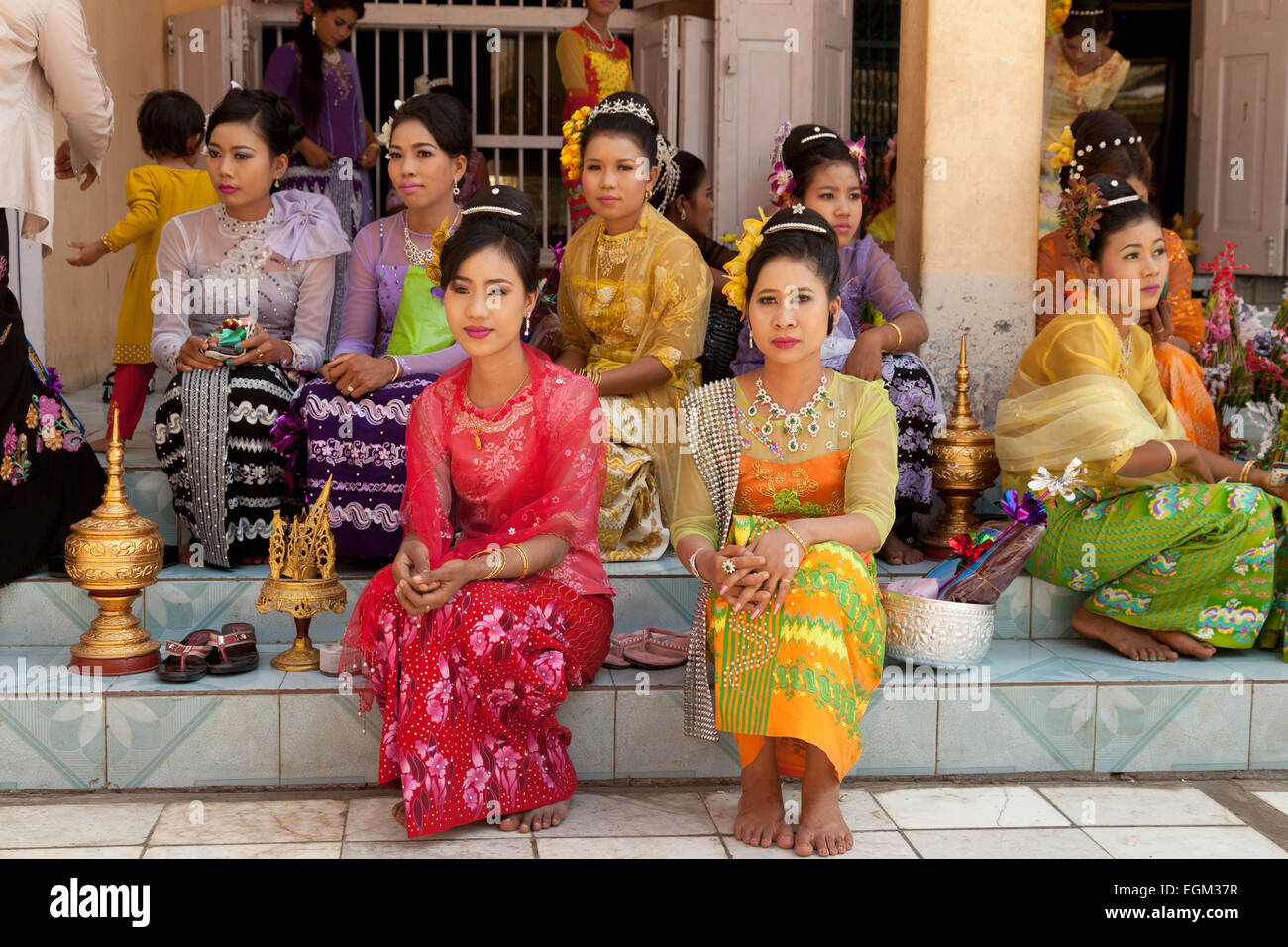 Neautiful les jeunes femmes birmanes habillés en tenue de cérémonie, temple du Bouddha Mahamuni, Mandalay, Myanmar ( Birmanie ), l'Asie Banque D'Images