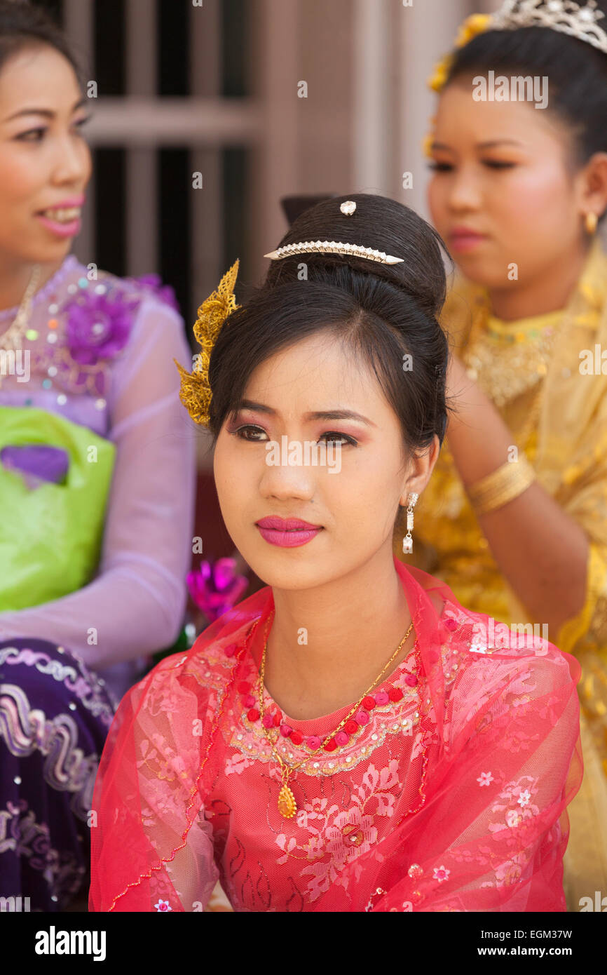 Belle jeune femme birmane lors d'une cérémonie religieuse, Mandalay, Myanmar ( Birmanie ), l'Asie Banque D'Images