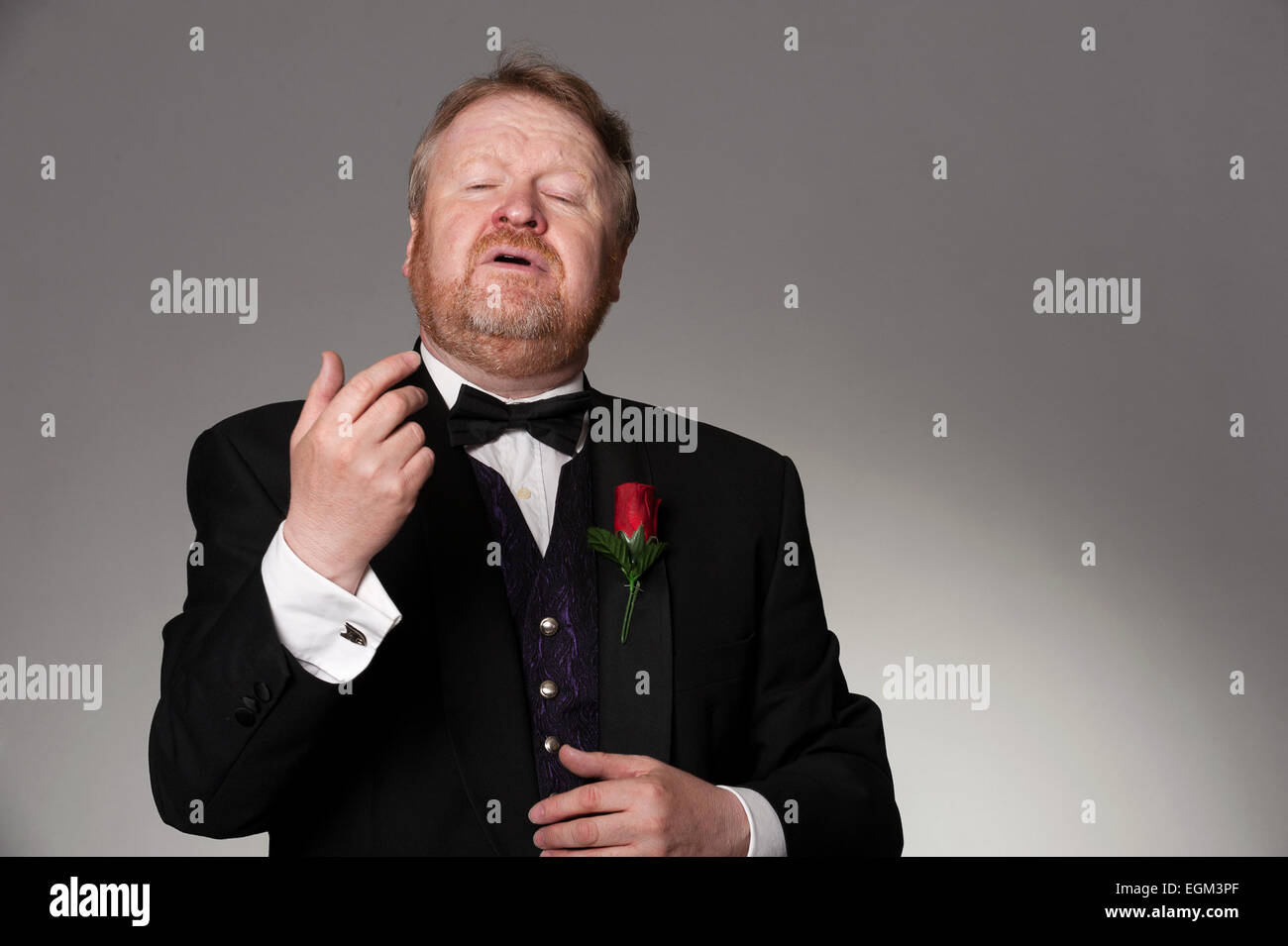 Le chanteur d'opéra, sur fond gris Banque D'Images