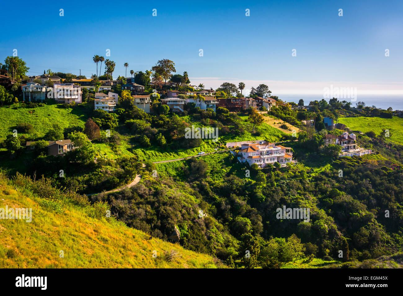 Vue sur les maisons d'une colline à Laguna Beach, Californie. Banque D'Images