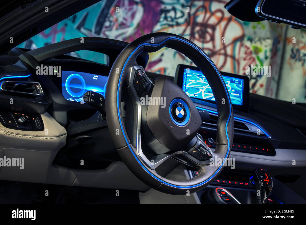 La BMW i8, scène d'intérieur. Banque D'Images