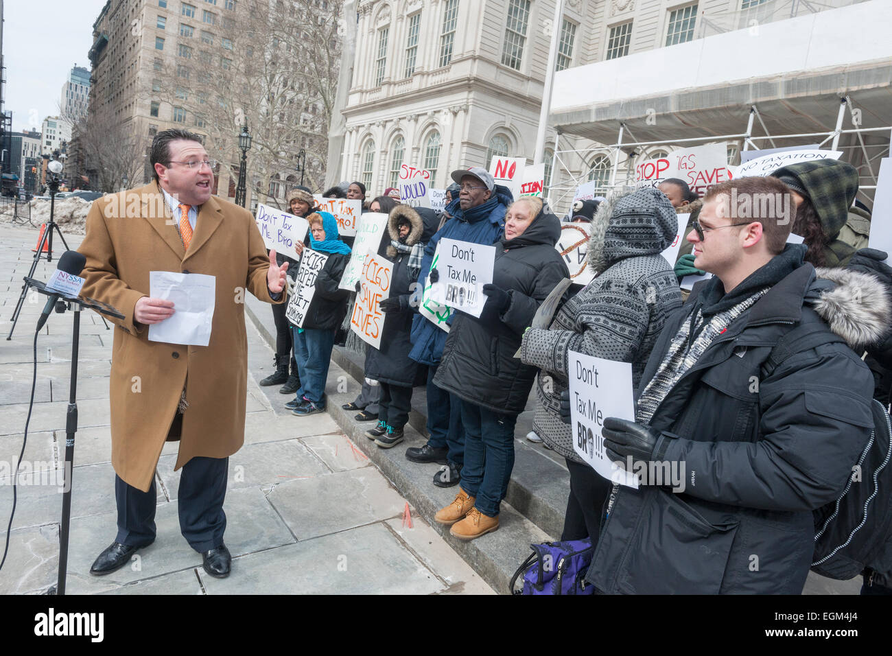 Les New-yorkais de fumeurs Alternatives (NYSSA) porte-parole David Schwartz parle à l'extérieur de l'Hôtel de ville de New York, le Jeudi, Février 26, 2015 à une protestation contre les tentatives par l'État de New York d'imposer des taxes et règlements sur les cigarettes électroniques. Les militants estiment que les cigarettes électroniques sont un produit complètement différent à partir de tabac et s'opposer à l'interdiction d'utilisation à l'intérieur et de l'excès de fiscalité. L'alternative à la fumée de cigarette, la vapeur d'eau et est annoncé comme étant plus sûr, sans tabac. (© Richard B. Levine) Banque D'Images