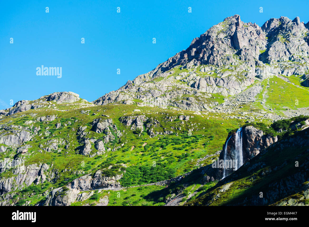 L'Europe, Suisse, Canton de Berne, Sustenpasse, cascade de montagne Banque D'Images