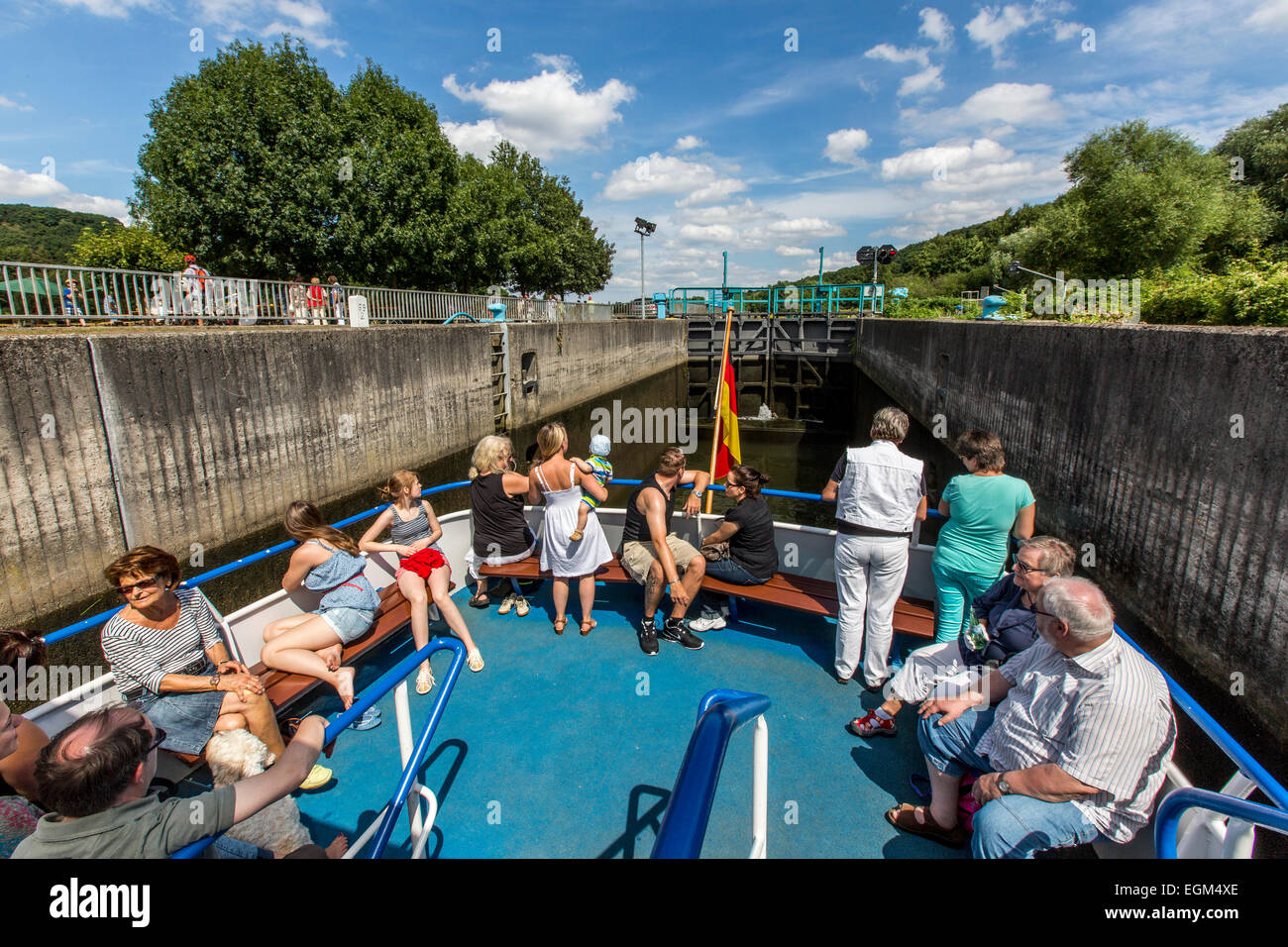 Bateau de croisière "chwalbe' sur la rivière Ruhr, passant d'un verrou, Banque D'Images