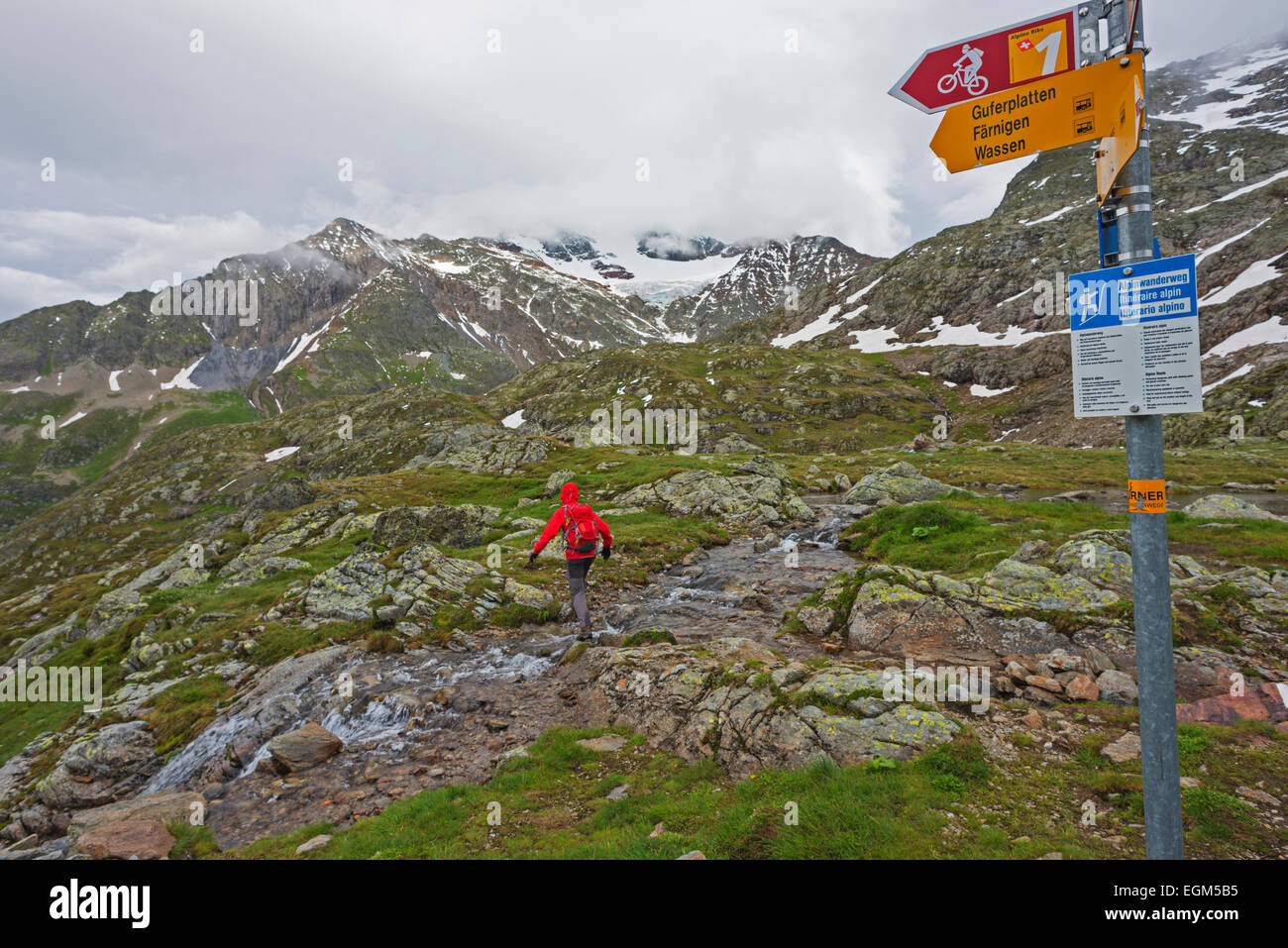 L'Europe, la Suisse, l'Sustenpasse, randonneur sur un sentier de randonnée Banque D'Images