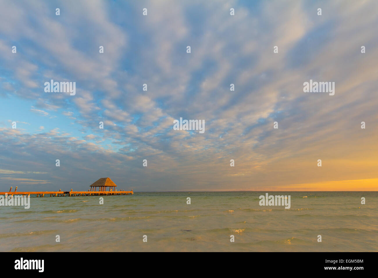 Promenade au coucher du soleil sur l'Île de Holbox, Mexique Banque D'Images