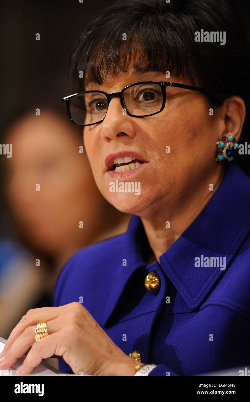 (150226) -- WASHINGTON, D.C., le 26 février 2015 (Xinhua)--- Secrétaire américain au Commerce, Penny Pritzker témoigne devant sous-comité sénatorial sur le commerce, la justice, la science et les organismes connexes sur l'exercice 2016 demande de financement et la justification du budget pour le département du Commerce des États-Unis, au Capitole à Washington, DC, la capitale des États-Unis, 26 février 2015. (Xinhua/Bao Dandan) Banque D'Images