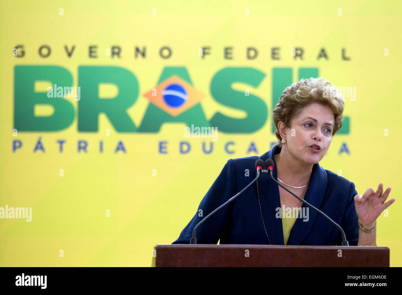 (150226) -- Brasilia, le 26 février 2015 (Xinhua) -- le président du Brésil, Dilma Rousseff prononce une allocution lors d'une cérémonie lancement du programme 'Bem Simples' au Palais du Planalto, à Brasilia, Brésil, le 26 février, 2015. (Xinhua/Ed Ferreira/AGENCIA ESTADO) (jg) ***BRÉSIL OUT*** Banque D'Images