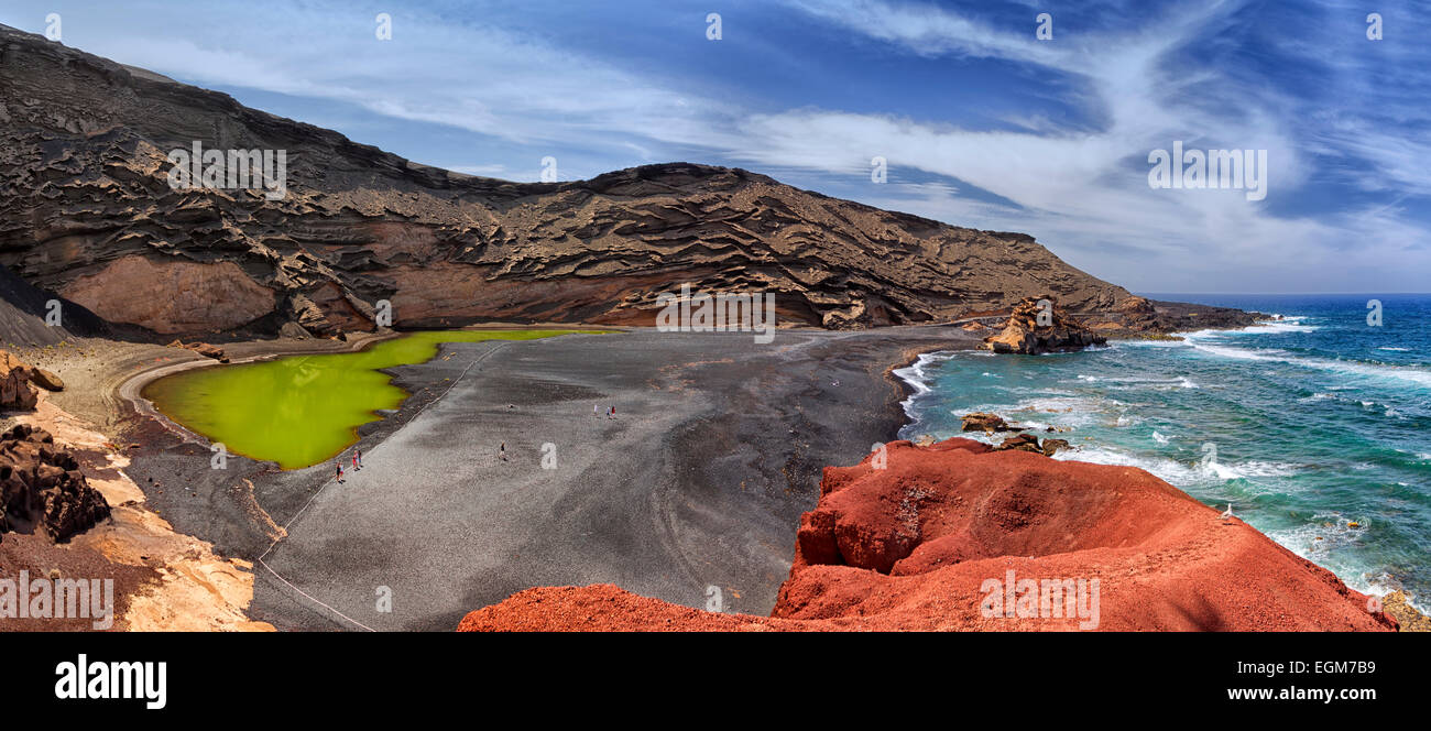 Charco de los Clicos. Le Parc National de Timanfaya à Lanzarote island. Plage dans le cratère du volcan. La palette de couleurs de la lave. Banque D'Images
