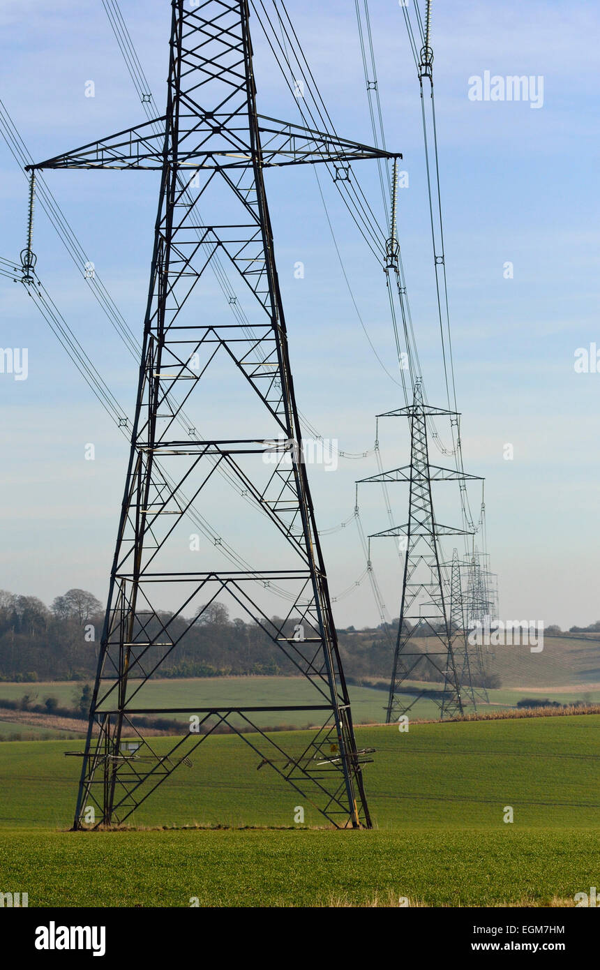 Les câbles d'électricité suspendu entre pylônes à travers la campagne anglaise Banque D'Images