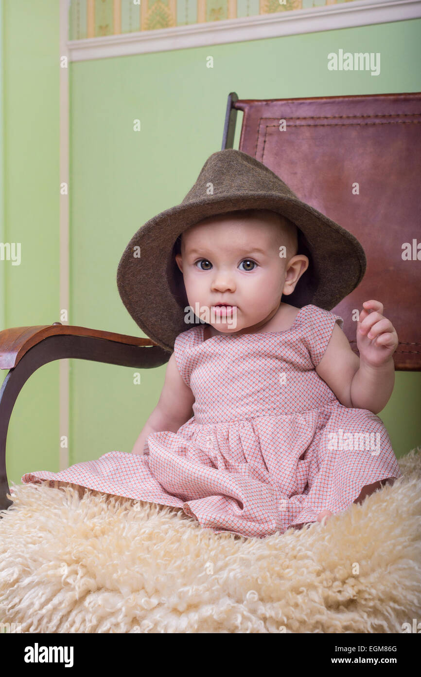 Bebe en tenue d habillage Banque de photographies et d images a haute resolution Alamy