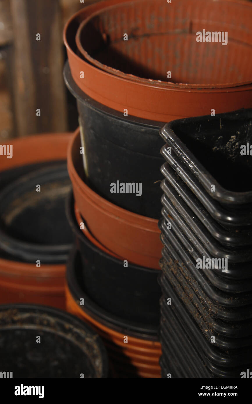 Des piles de pots en plastique à l'abri de jardin Banque D'Images