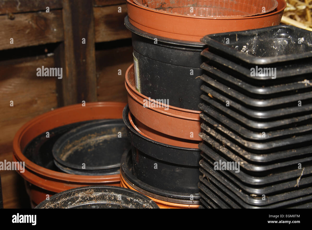 Des piles de pots en plastique à l'abri de jardin Banque D'Images