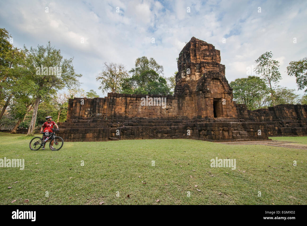 Cycliste à Mueang Sing Historical Park près de Kanchanaburi, Thaïlande Banque D'Images