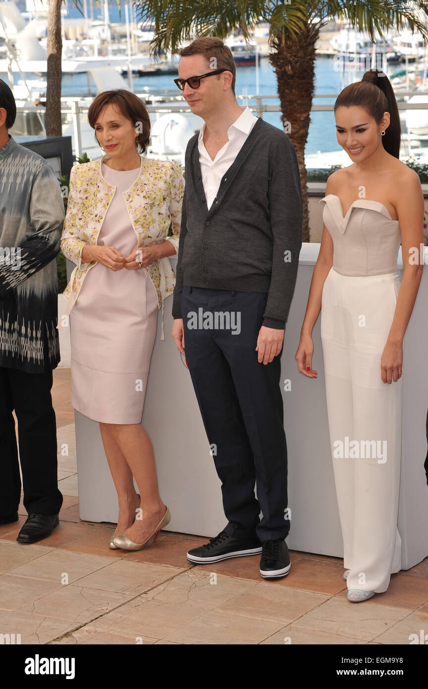 CANNES, FRANCE - 22 MAI 2013 : Kristin Scott Thomas & Rhatha Phongam (à droite) avec le réalisateur Nicolas Winding Refn au photocall pour leur film "Only God Forgives" en compétition au 66e Festival de Cannes. Banque D'Images