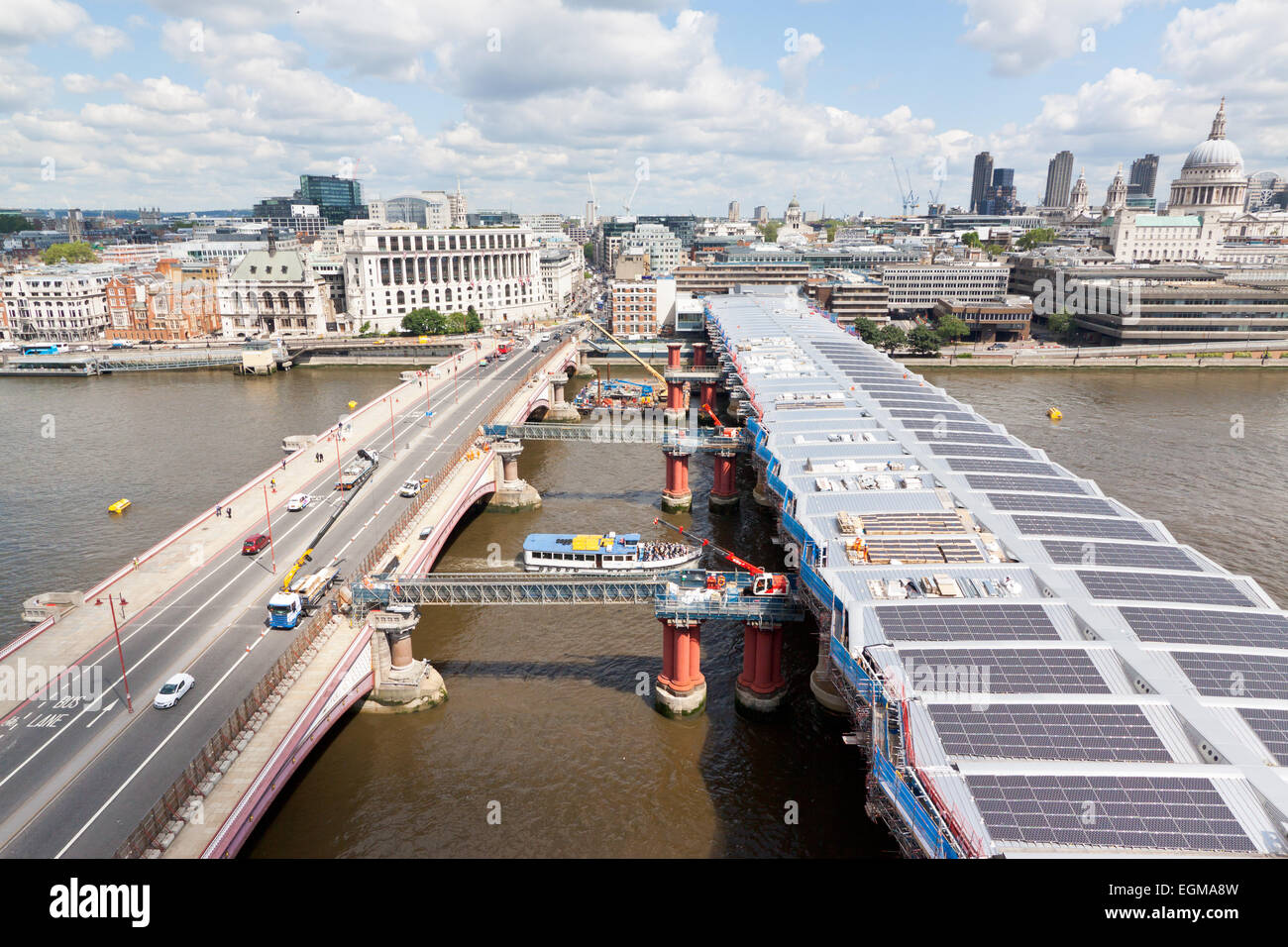 La construction de la gare de Blackfriars Bridge qui enjambe la Tamise. Le pont-route peut être vu sur la gauche. Banque D'Images