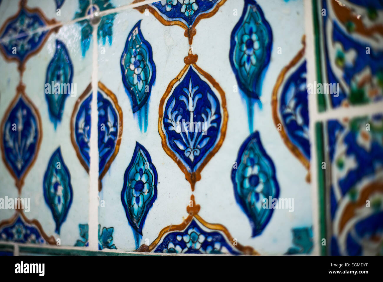 ISTANBUL, Turquie / Türkiye — les murs de la mosquée du Harem (Harem Mescidi) du palais de Topkapi à Istanbul sont ornés de magnifiques carreaux Iznik. Ces chefs-d'œuvre en céramique du XVIIe siècle, aux motifs floraux complexes et à la calligraphie dans des bleus, verts et rouges vibrants, illustrent le summum des arts décoratifs ottomans dans cet espace de prière privé pour les femmes les plus en vue du harem impérial. Banque D'Images