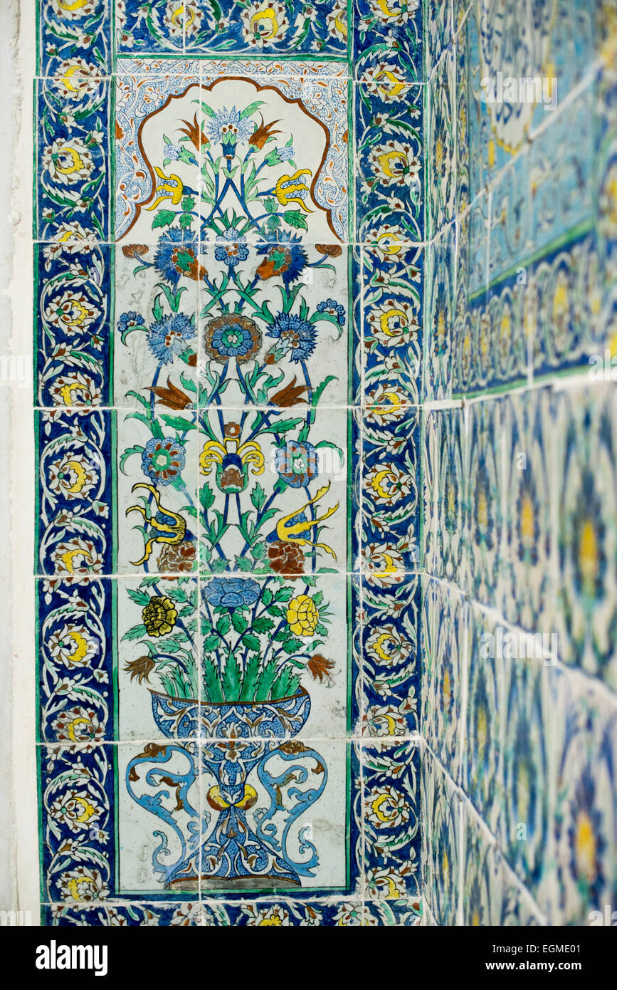 ISTANBUL, Turquie / Türkiye — les murs de la mosquée du Harem (Harem Mescidi) du palais de Topkapi à Istanbul sont ornés de magnifiques carreaux Iznik. Ces chefs-d'œuvre en céramique du XVIIe siècle, aux motifs floraux complexes et à la calligraphie dans des bleus, verts et rouges vibrants, illustrent le summum des arts décoratifs ottomans dans cet espace de prière privé pour les femmes les plus en vue du harem impérial. Banque D'Images