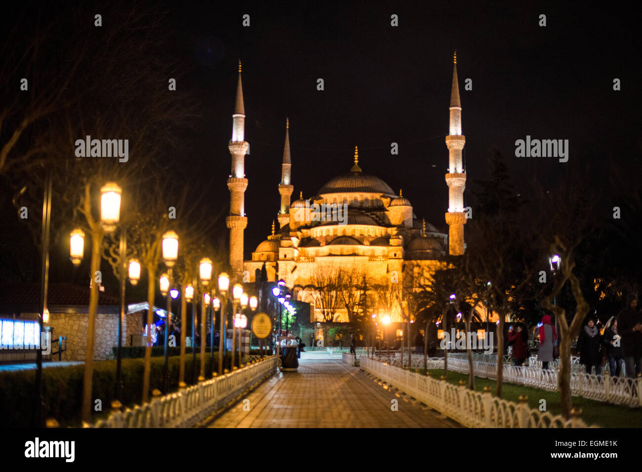 ISTANBUL, Turquie — Vue de la Mosquée bleue la nuit depuis la place Sultanahmet. Bien qu'elle soit largement connue sous le nom de Mosquée bleue pour son carrelage intérieur, le nom officiel de la mosquée est Sultan Ahmed Mosquée (ou Sultan Ahmet Camii en turc). Il a été construit de 1609 à 1616 sous le règne du Sultan Ahmed I. Banque D'Images