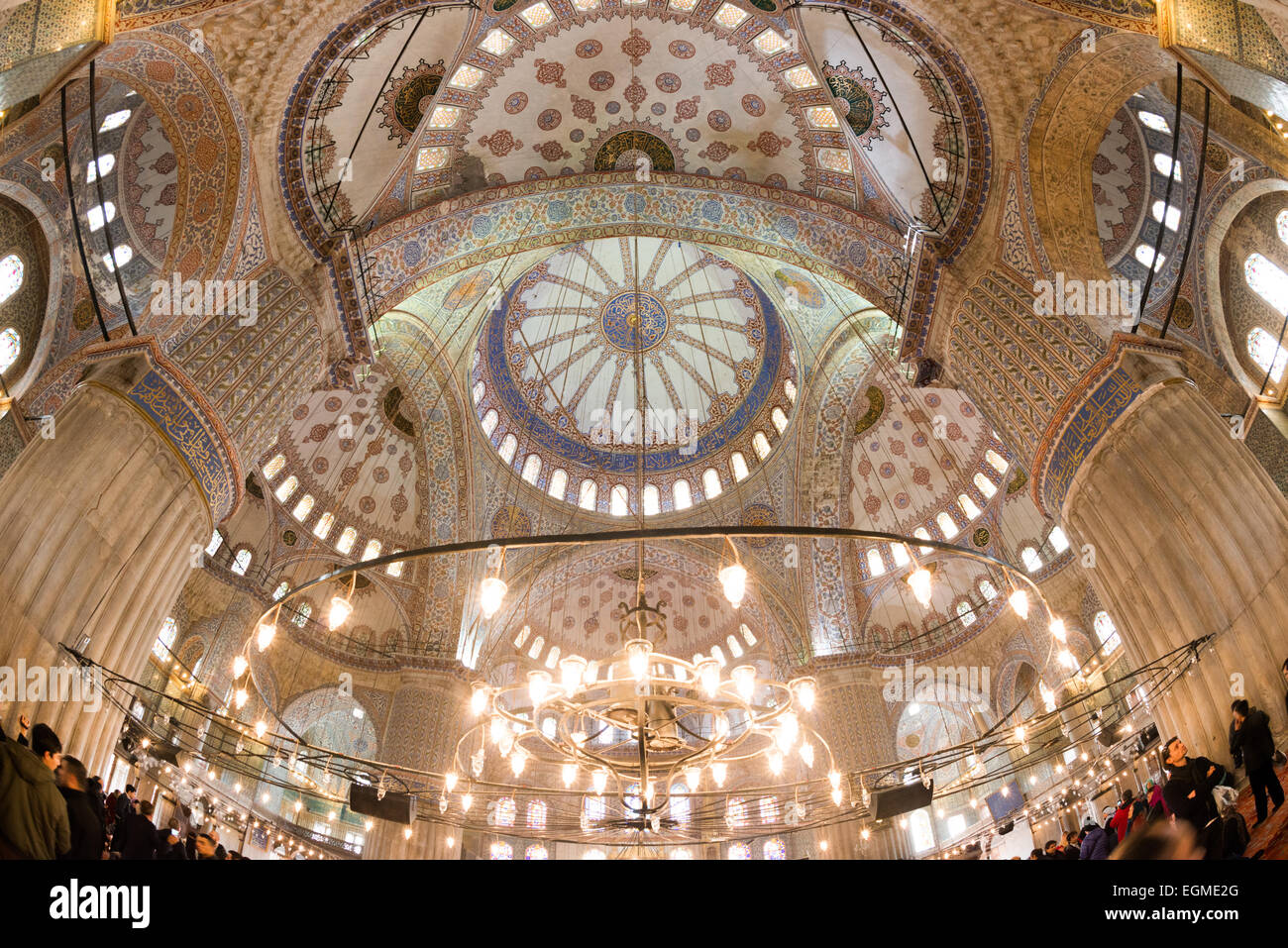 ISTANBUL, Turquie / Türkiye — les décorations ornées des murs et du plafond à l'intérieur de la salle de prière de la Mosquée bleue d'Istanbul. Bien qu'elle soit largement connue sous le nom de Mosquée bleue pour son carrelage intérieur, le nom formel de la mosquée est Mosquée Sultan Ahmed (ou Sultan Ahmet Camii en turc). Il a été construit de 1609 à 1616 pendant le règne du sultan Ahmed I. Banque D'Images