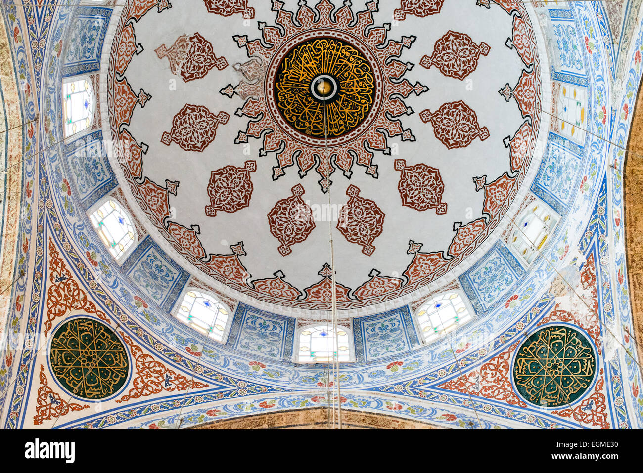 ISTANBUL, Turquie / Türkiye — les décorations ornées des murs et du plafond à l'intérieur de la salle de prière de la Mosquée bleue d'Istanbul. Bien qu'elle soit largement connue sous le nom de Mosquée bleue pour son carrelage intérieur, le nom formel de la mosquée est Mosquée Sultan Ahmed (ou Sultan Ahmet Camii en turc). Il a été construit de 1609 à 1616 pendant le règne du sultan Ahmed I. Banque D'Images