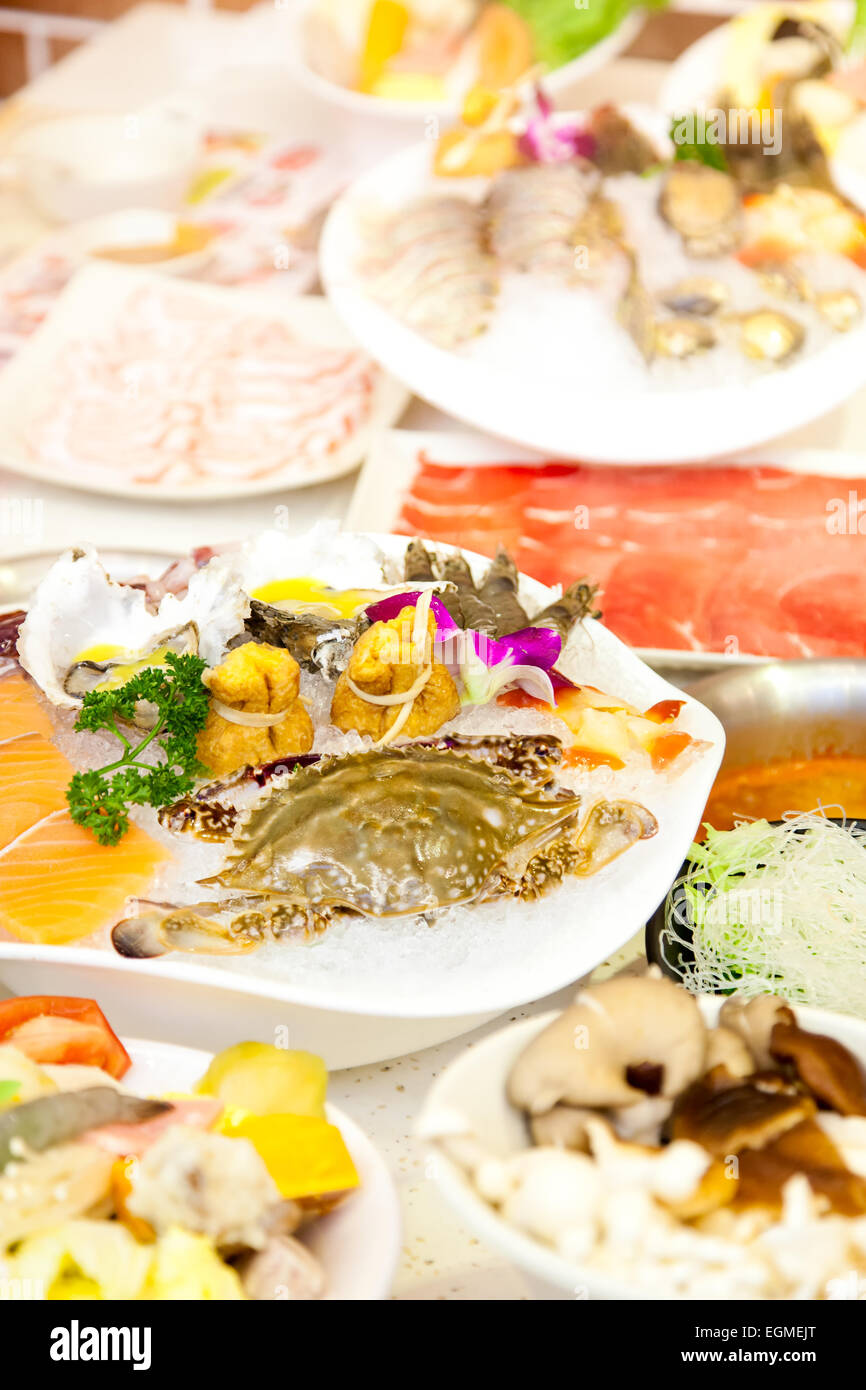 Le hot pot chinois alimentaires - fruits de mer et la viande sur la table dans un restaurant. Banque D'Images