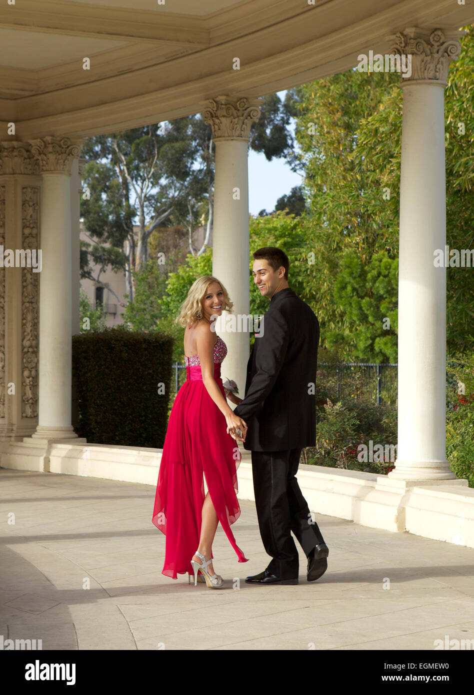 Joli Couple aller au bal à pied et à dos d'une photo. Banque D'Images