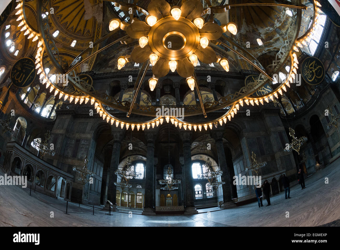ISTANBUL, Turquie - l'un des grands lustres suspendus à Sainte-Sophie à Istanbul. Construit en 537, il a servi de cathédrale orthodoxe orientale, de cathédrale catholique romaine, de mosquée et maintenant de musée. Également connu sous le nom d'Ayasofya ou d'Aya Sofia, c'est l'un des principaux monuments d'Istanbul. En juillet 2020, le président turc Recep Tayyip Erdogan décrète que Sainte-Sophie serait reconvertie en mosquée. Banque D'Images