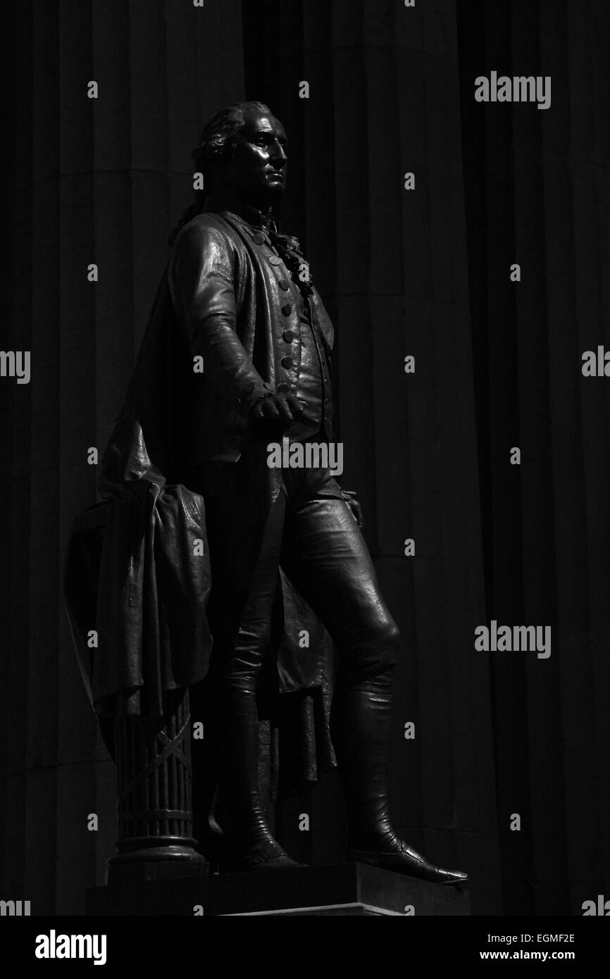 La statue de bronze de George Washington sur les marches de l'hôtel de Federal Hall à Wall Street, Manhattan, New York. Banque D'Images