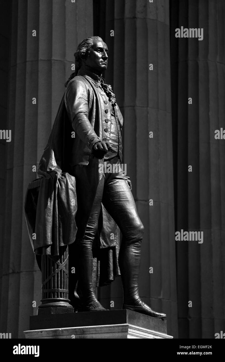 La statue de bronze de George Washington sur les marches de l'hôtel de Federal Hall à Wall Street, Manhattan, New York. Banque D'Images