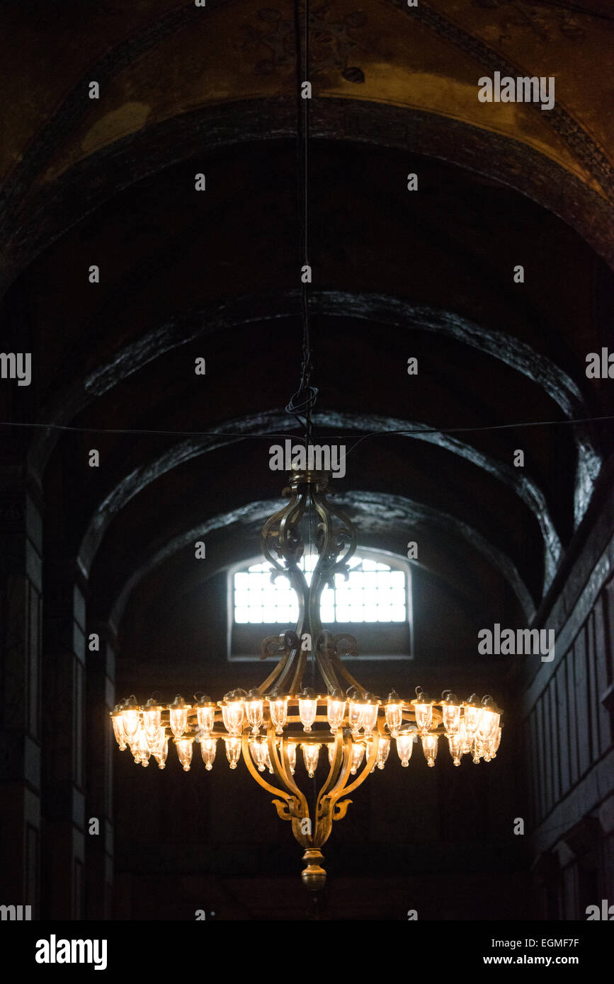 ISTANBUL, Turquie — Une rampe de pierre serpente de l'étage principal de Sainte-Sophie à ses galeries supérieures. Cet ancien passage, construit à l'époque byzantine, permettait d'accéder aux niveaux supérieurs de l'église. La surface pavée et l'inclinaison progressive facilitaient les déplacements entre les planchers. Banque D'Images