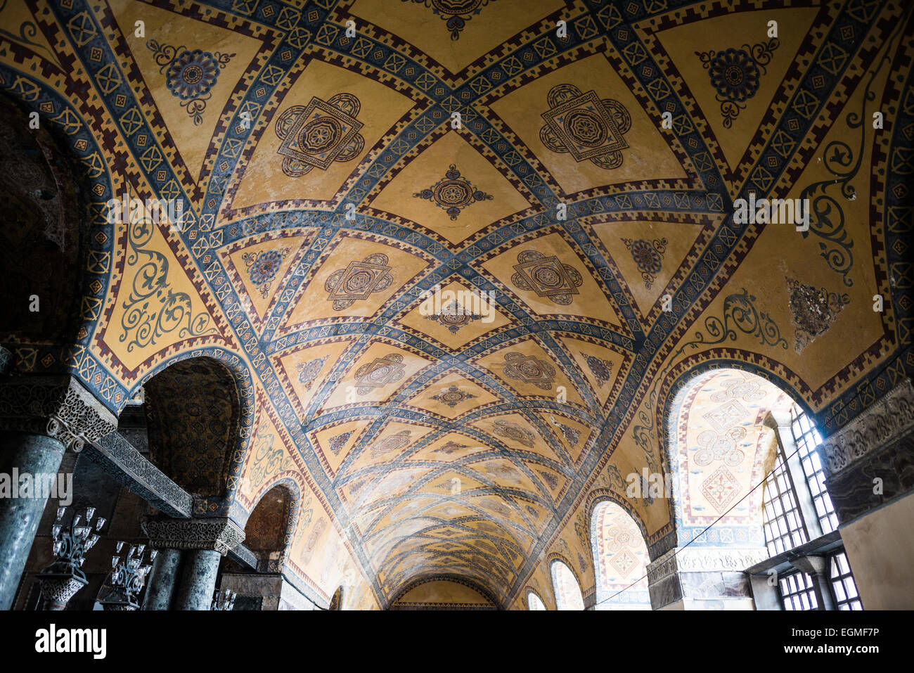 ISTANBUL, Turquie — des motifs décoratifs ornent le plafond de la galerie de Sainte-Sophie. Les motifs complexes combinent des éléments des traditions artistiques byzantine et ottomane. Ces décorations de plafond illustrent l'histoire architecturale en couches du bâtiment couvrant plusieurs empires et religions. Banque D'Images