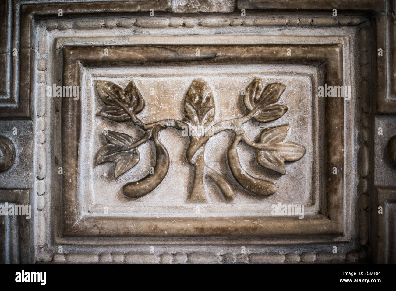 ISTANBUL, Turquie - relief détaillé des décorations de la porte de marbre dans l'enceinte supérieure sud, ou galerie, de Sainte-Sophie. Il a été utilisé par les participants dans synodes. Il date du 6th centime et sépare les chambres privées de l'Empereur du lieu de rencontre des membres de l'Eglise. Construit en 537, il a servi de cathédrale orthodoxe orientale, de cathédrale catholique romaine, de mosquée et maintenant de musée. Également connu sous le nom d'Ayasofya ou d'Aya Sofia, c'est l'un des principaux monuments d'Istanbul. En juillet 2020, le président turc Recep Tayyip Erdogan décrète que Sainte-Sophie serait contre Banque D'Images