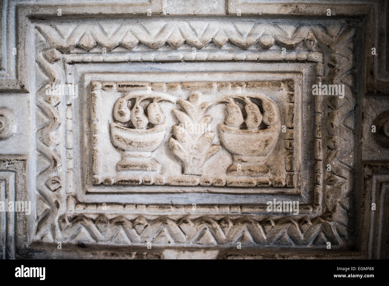 ISTANBUL, Turquie - relief détaillé des décorations de la porte de marbre dans l'enceinte supérieure sud, ou galerie, de Sainte-Sophie. Il a été utilisé par les participants dans synodes. Construit en 537, il a servi de cathédrale orthodoxe orientale, de cathédrale catholique romaine, de mosquée et maintenant de musée. Également connu sous le nom d'Ayasofya ou d'Aya Sofia, c'est l'un des principaux monuments d'Istanbul. En juillet 2020, le président turc Recep Tayyip Erdogan décrète que Sainte-Sophie serait reconvertie en mosquée. Banque D'Images