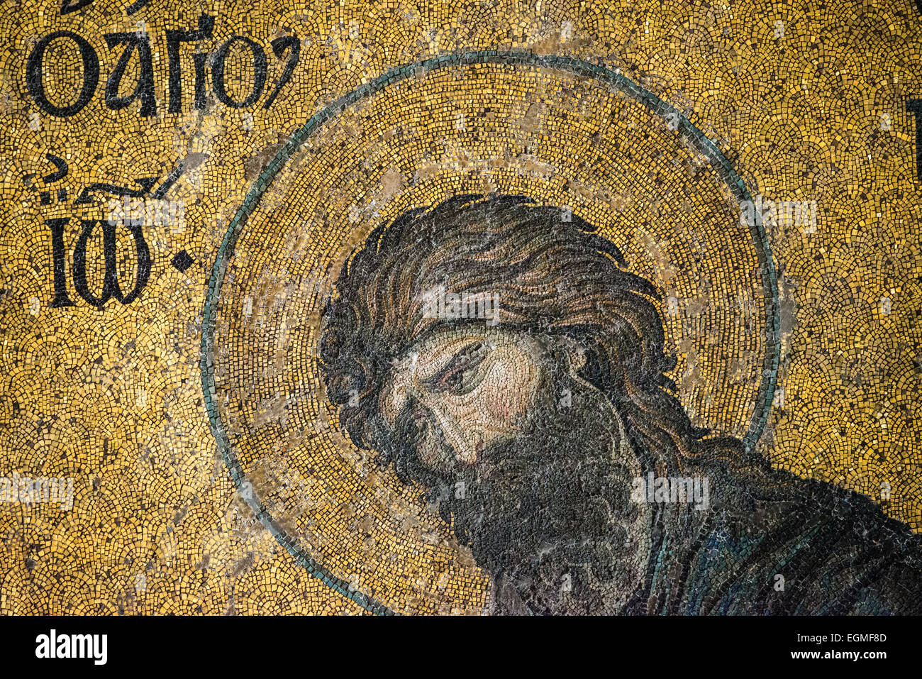 ISTANBUL, Turquie — la célèbre mosaïque Deësis de la galerie supérieure de Sainte-Sophie date d'environ 1261. Ce chef-d'œuvre byzantin représente le Christ Pantocrator flanqué de la Vierge Marie et de Jean Baptiste en profil de trois quarts, illustrant leur intercession pour l'humanité. La mosaïque représente l'un des plus beaux exemples survivants de religieux byzantins Banque D'Images