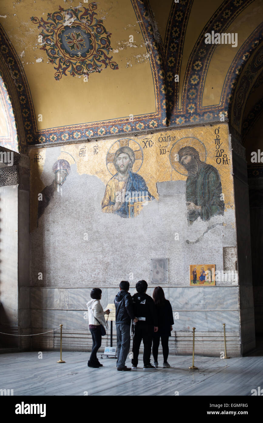 ISTANBUL, Turquie - datant d'environ 1261, la mosaïque Deësis est située dans la fermeture impériale des galeries supérieures de Sainte-Sophie. Dans ce panel, la Vierge Marie et Jean-Baptiste (Ioannes Prodromos), tous deux présentés en trois quarts, implorent l'intercession du Christ Pantocrator pour l'humanité le jour du jugement. Construit en 537, il a servi de cathédrale orthodoxe orientale, de cathédrale catholique romaine, de mosquée et maintenant de musée. Également connu sous le nom d'Ayasofya ou d'Aya Sofia, c'est l'un des principaux monuments d'Istanbul. En juillet 2020, le président turc Recep Tayyip Erdogan décrète la Banque D'Images